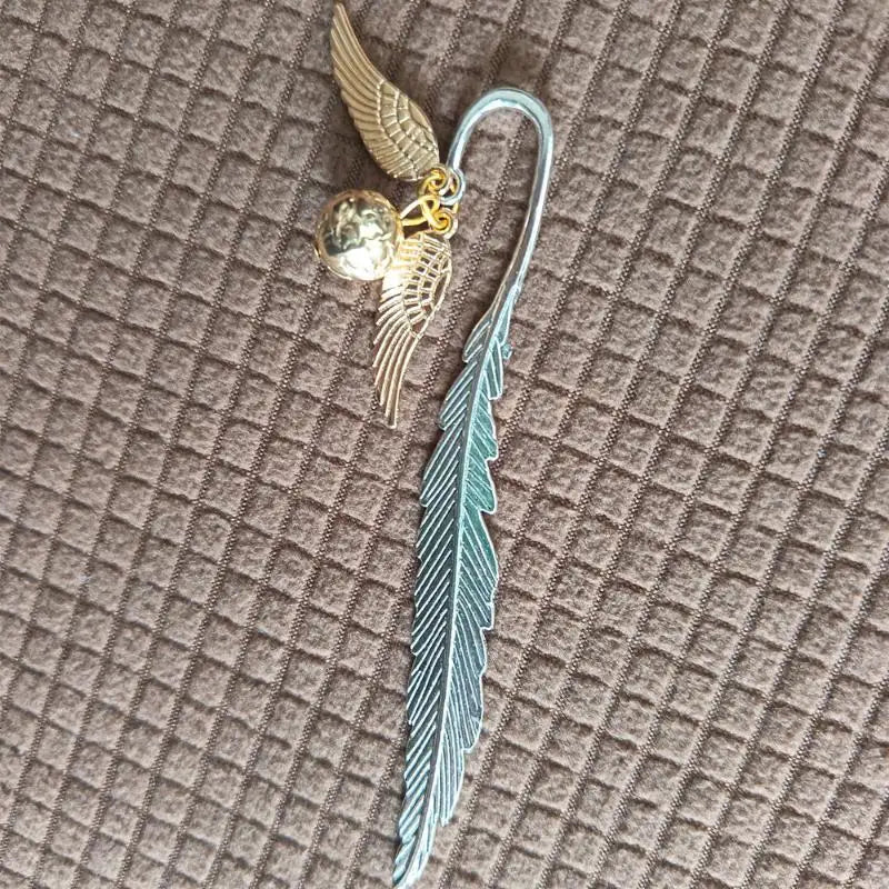 1pcs Creative Vintage Metal Feather Bookmark With Golden Wings Spherical Charm For Book Lovers Reading Gifts