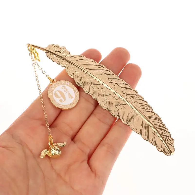 1pcs Creative Vintage Metal Feather Bookmark With Golden Wings Spherical Charm For Book Lovers Reading Gifts