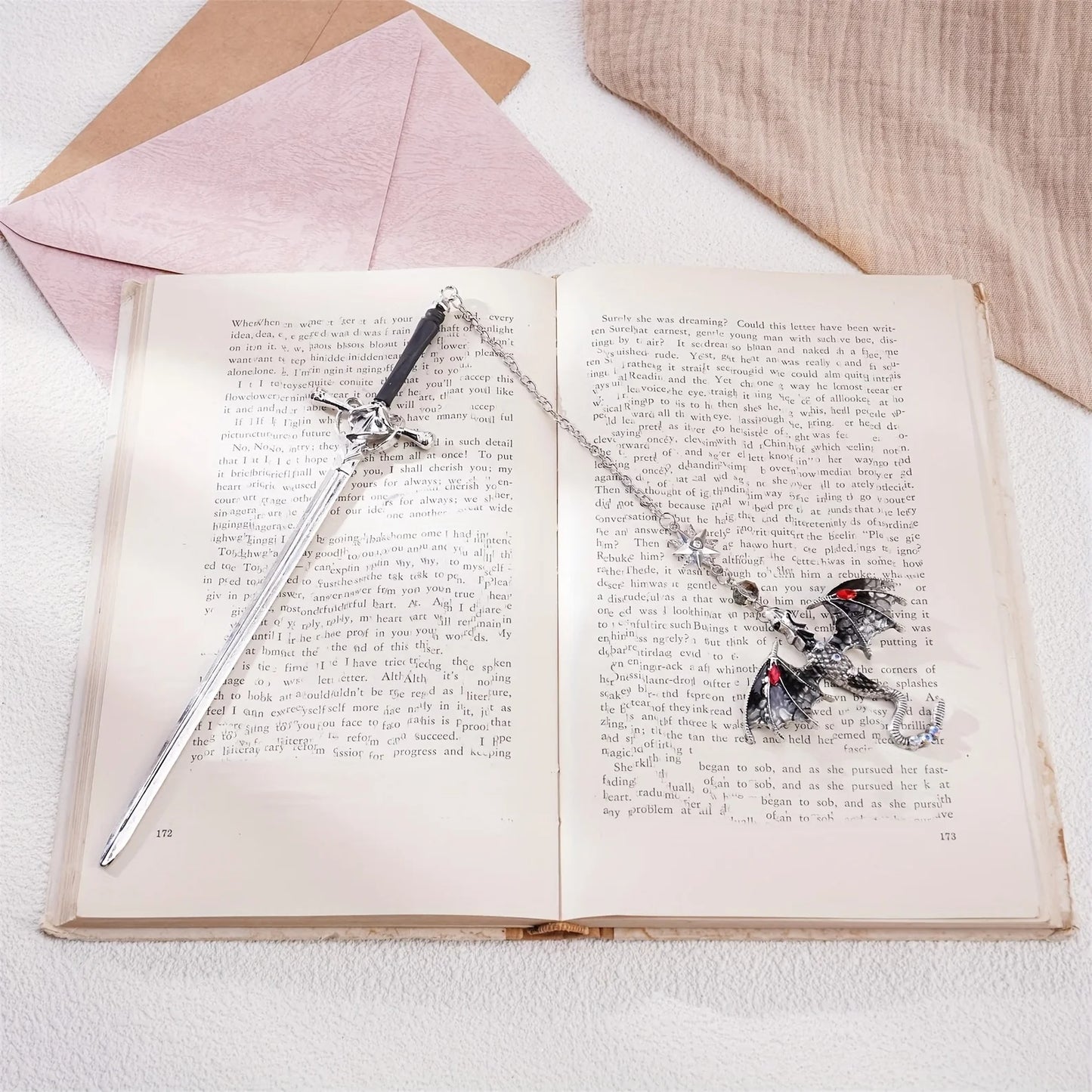 1pc Alloy Sword Dragon Bookmark, Birthday Gift for Book Lovers and Readers, Fantasy Bookworm Silver Gold Gold Pendant